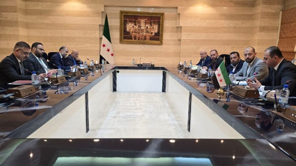 الأمين العام لرئاسة الجمهورية خلال اجتماع لمعالجة التحديات التي تواجه قطاع النقل البري في سورية مع المسؤولين المعنين - 28 أيلول 2025 (الأمانة العامة لمجلس الوزراء/ فيسبوك)