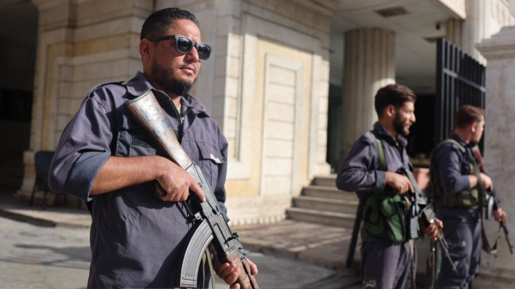 عناصر من قيادة الأمن الداخلي في محافظة اللاذقية أثناء تنفيذ خطة أمنية - 5 تشرين الأول 2025 (وزارة الداخلية السورية)