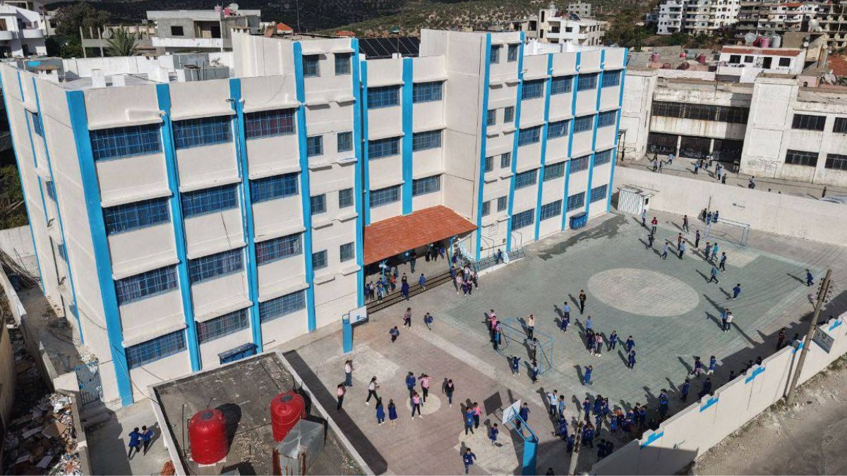 طلاب في باحة مدرسة دوير الشيخ سعد في طرطوس - 27 تشرين الأول 2025 ( وزارة التربية)