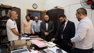 وزير العدل مظهر الويس يلتقي موظفين في ديوان بالقصر العدلي في حمص- 25 أيار 2025 (وزارة العدل السورية/تلغرام)