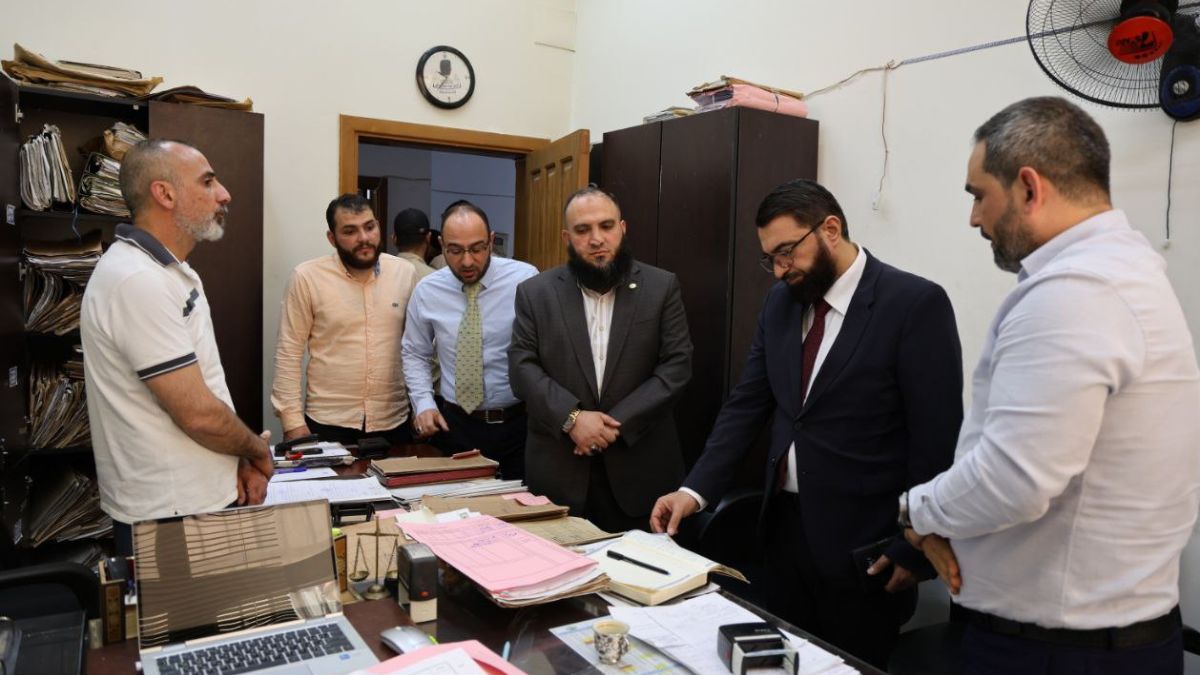 وزير العدل مظهر الويس يلتقي موظفين في ديوان بالقصر العدلي في حمص- 25 أيار 2025 (وزارة العدل السورية/تلغرام)
