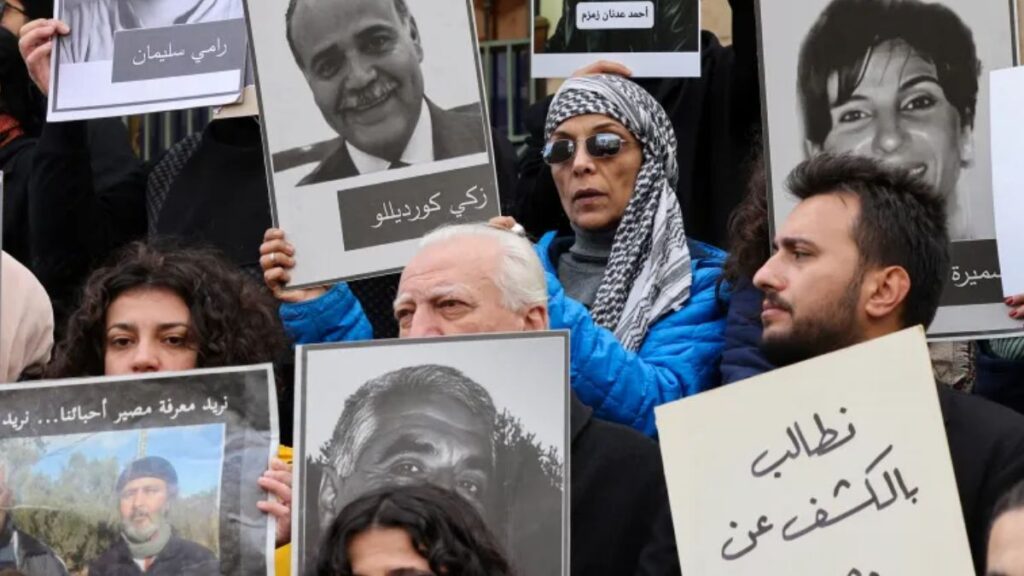 مجموعة من السوريين في العاصمة دمشق يطالبون بالكشف عن مصير ذويهم ومحاسبة نظام الأسد - 27 كانون الأول 2024 (AFP)