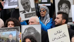 مجموعة من السوريين في العاصمة دمشق يطالبون بالكشف عن مصير ذويهم ومحاسبة نظام الأسد - 27 كانون الأول 2024 (AFP)