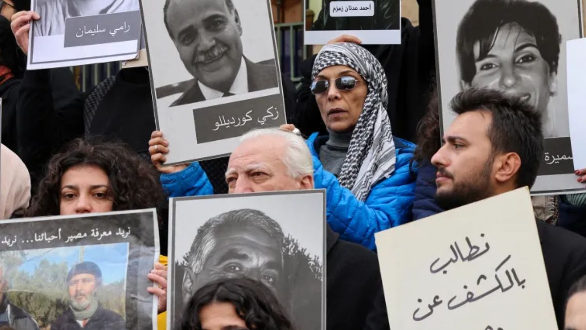 مجموعة من السوريين في العاصمة دمشق يطالبون بالكشف عن مصير ذويهم ومحاسبة نظام الأسد - 27 كانون الأول 2024 (AFP)