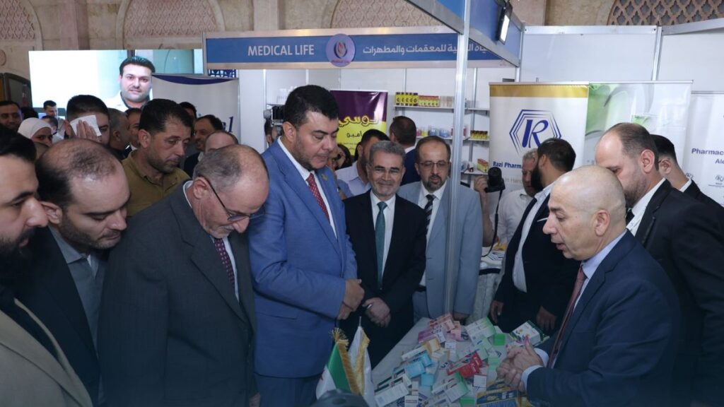 معاون وزير الصحة للشؤون الصيدلانية عبدو محلي خلال جولة في المعرض السوري للصناعات الدوائية بحلب - 2 تشرين الأول 2025 (المعرض السوري الطبي-فيسبوك)