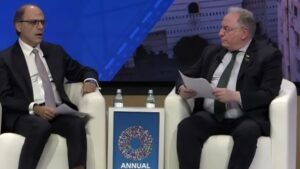وزير المالية السوري محمد يسر برنية يلتقي مدير إدارة الشرق الأوسط وآسيا الوسطى في صندوق النقد الدولي جهاد أزعور في واشنطن - 15 تشرين الأول 2025 (قناة الشرق)
