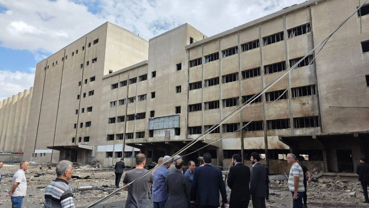 وزير الاقتصاد يتفقد موقع الانفجار في فرع الحبوب بدمشق - 9 تشرين الأول 2025 (وزارة الاقتصاد والصناعة/ فيسبوك)