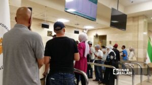 مراجعون في مبنى وزارة الخارجية والمغتربين بدمشق للحصول على خدمات تصديق الخارجية - 20 تموز 2025 (عنب بلدي/كريستينا الشماس)