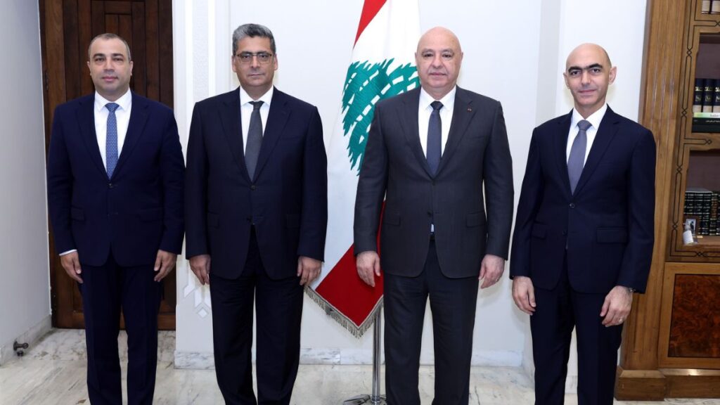 الرئيس اللبناني جوزف عون وإلى يساره سفير لبنان في سوريا هنري قسطون - 24 تشرين الأول 2025 (الرئاسة اللبنانية/ إكس)
