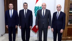 الرئيس اللبناني جوزف عون وإلى يساره سفير لبنان في سوريا هنري قسطون - 24 تشرين الأول 2025 (الرئاسة اللبنانية/ إكس)