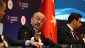السفير التركي الجديد في سوريا نوح يلماز ونائب وزير الخارجية التركي (الأناضول)