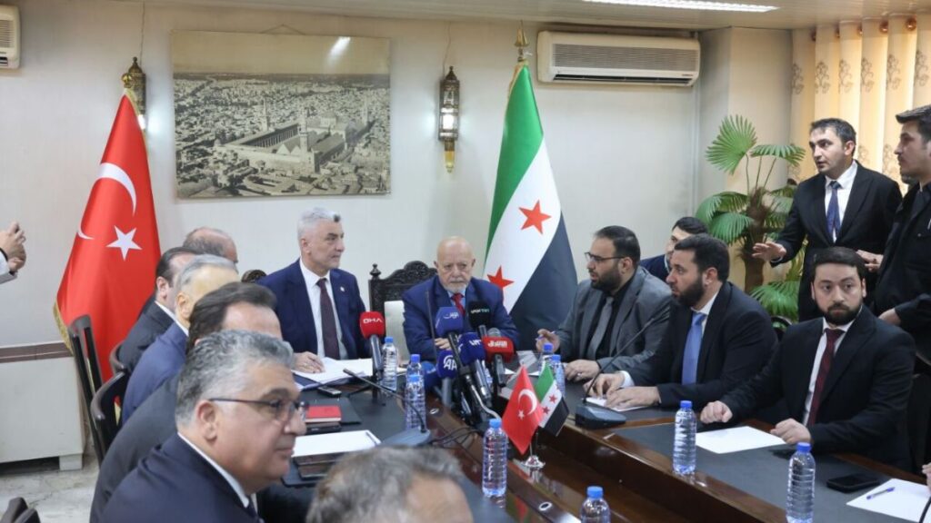 اجتماع بين وزير الاقتصاد والصناعة السوري محمد نضال الشعار ووزير التجارة التركي عمر بولات - 16 نيسان 2025 (وزارة الاقتصاد والصناعة السورية/ فيسبوك)