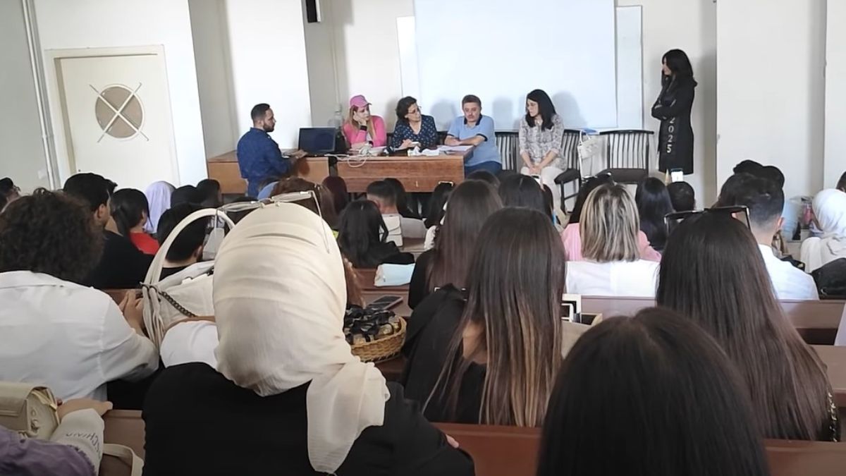 جانب من عرض مشاريع التخرج في كلية الإعلام جامعة دمشق 21 من أيلول 2025 (عنب بلدي/ أنس حاج حسين)