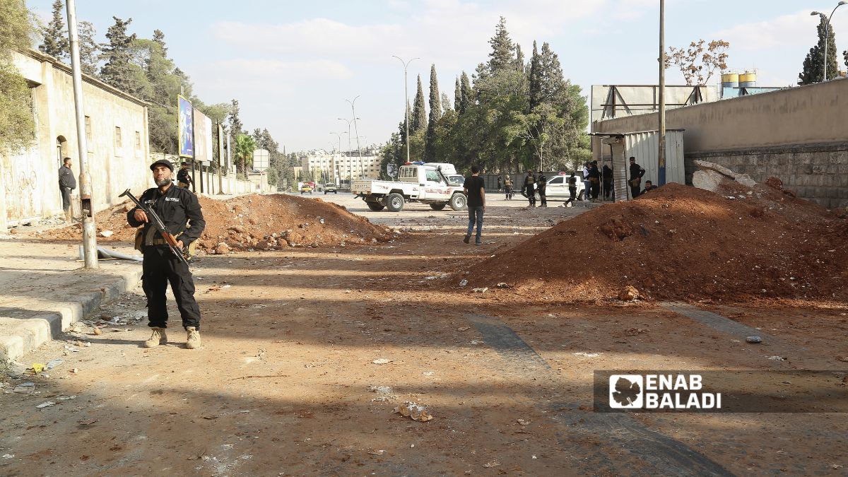 انتشار قوى الأمن الداخلي في معبر العوارض بحي الأشرفية في حلب - 7 نيسان 2025 (عنب بلدي/محمد مصطو)