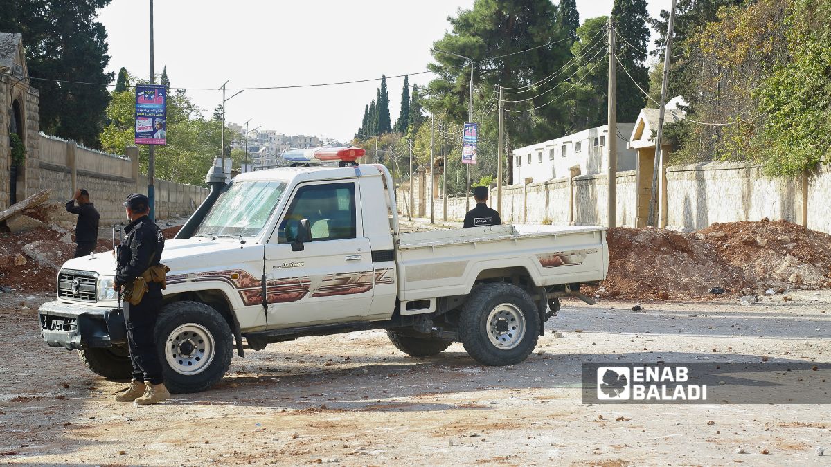 انتشار قوى الأمن الداخلي في معبر العوارض  بحي الأشرفية في حلب - 7 نيسان 2025 (عنب بلدي/محمد مصطو)