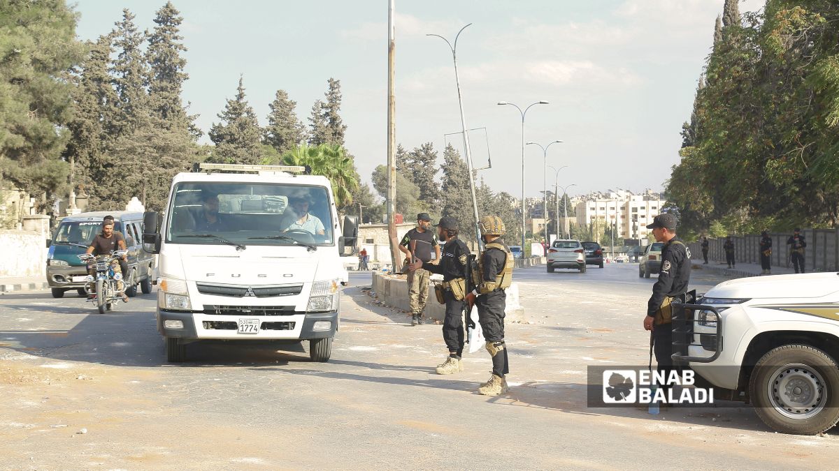 انتشار قوى الأمن الداخلي في حيي الشيخ مقصود والأشرفية بحلب - 7 نيسان 2025 (عنب بلدي/محمد مصطو)