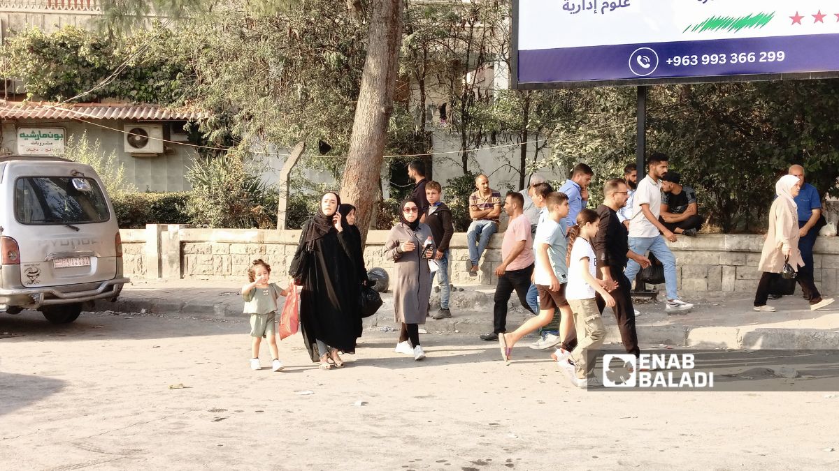 حركة نزوح لأهالي الأشرفية في حلب - 7 نيسان 2025 (عنب بلدي/محمد مصطو)