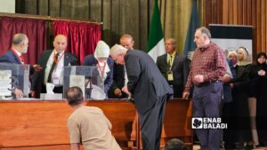 انطلاق عملية التصويت لاختيار أعضاء مجلس الشعب في سوريا من أعضاء الهيئات الناخبة في المكتبة الوطنية بدمشق - 5 تشرين الأول 2025 (عنب بلدي/ أحمد مسلماني)