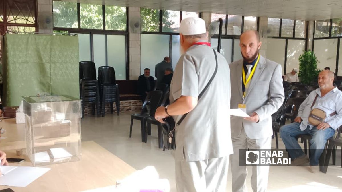 انطلاق عملية التصويت لاختيار أعضاء مجلس الشعب في سوريا من أعضاء الهيئات الناخبة في مدينة الزبداني - 5 تشرين الأول 2025 (عنب بلدي/ عمر علاء الدين)