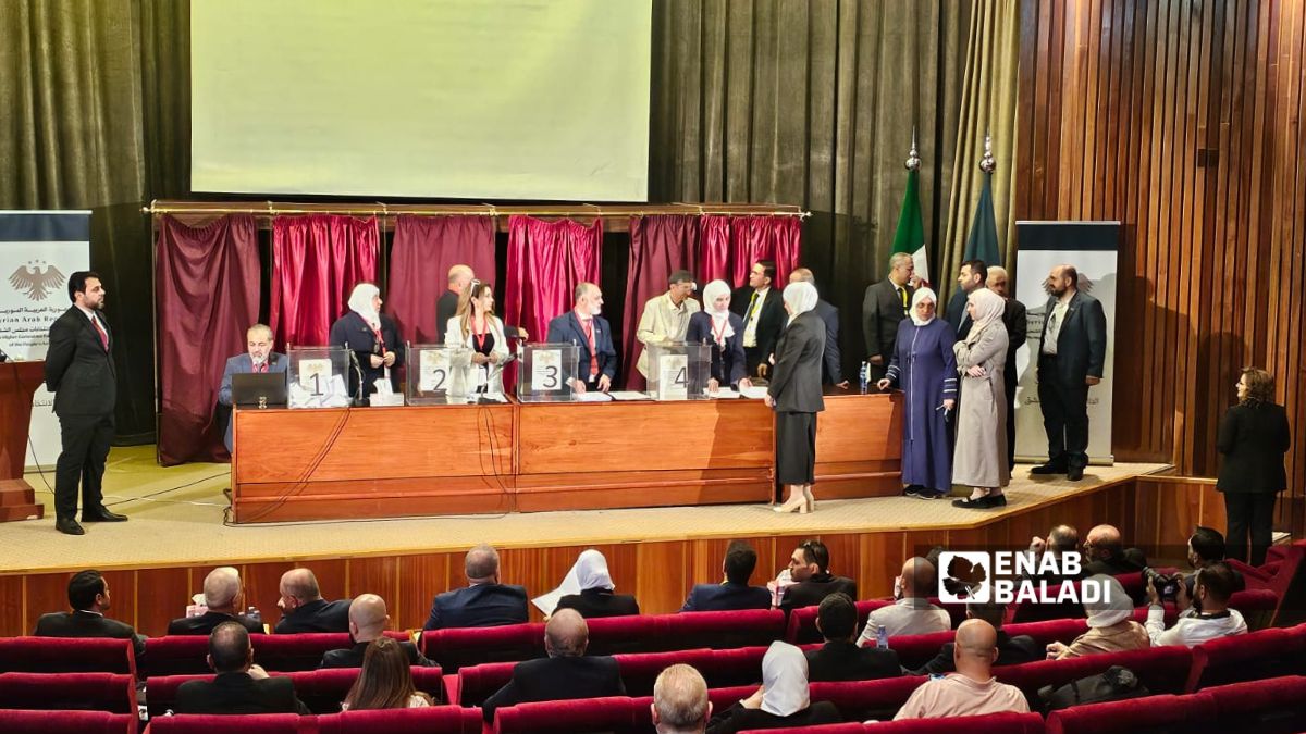 انطلاق عملية التصويت لاختيار أعضاء مجلس الشعب في سوريا من أعضاء الهيئات الناخبة في المكتبة الوطنية بدمشق - 5 تشرين الأول 2025 (عنب بلدي/ أحمد مسلماني)