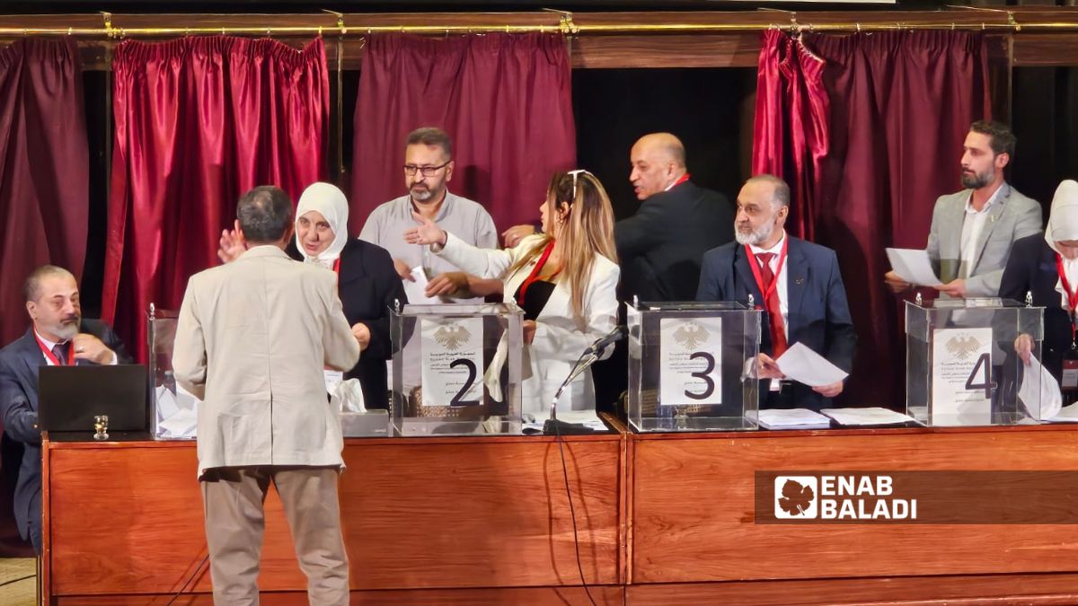انطلاق عملية التصويت لاختيار أعضاء مجلس الشعب في سوريا من أعضاء الهيئات الناخبة في المكتبة الوطنية بدمشق - 5 تشرين الأول 2025 (عنب بلدي/ أحمد مسلماني)