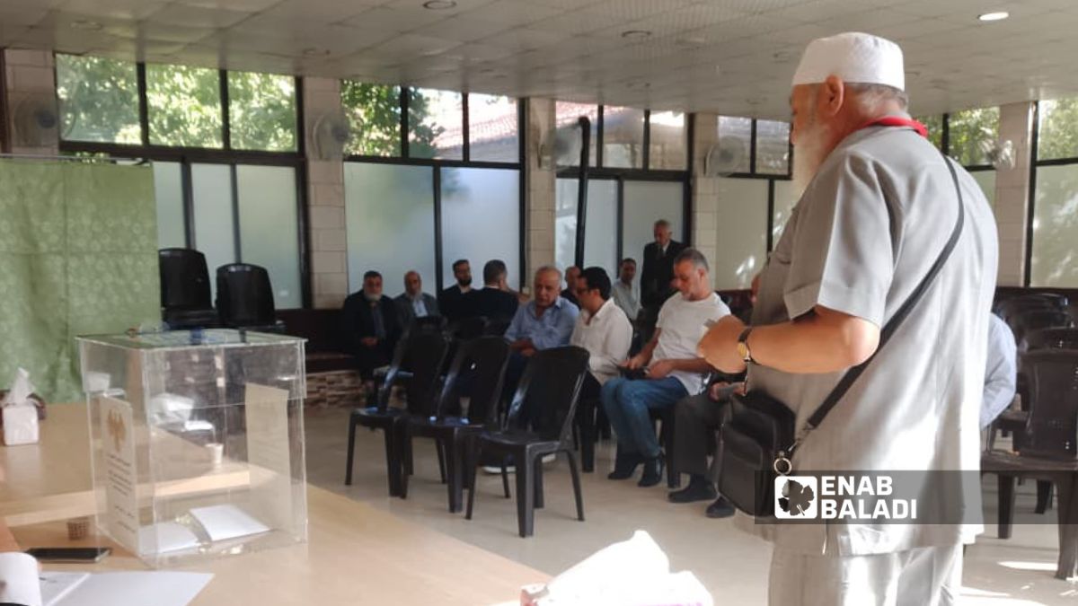 انطلاق عملية التصويت لاختيار أعضاء مجلس الشعب في سوريا من أعضاء الهيئات الناخبة في مدينة الزبداني - 5 تشرين الأول 2025 (عنب بلدي/ عمر علاء الدين)