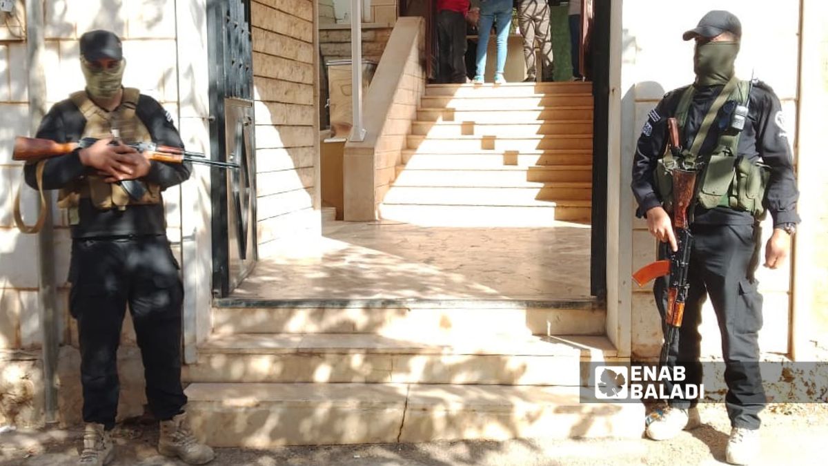 عناصر من القوات الأمنية السورية في حماية المراكز الانتخابية أثناء عملية التصويت لاختيار أعضاء مجلس الشعب في مدينة الزبداني - 5 تشرين الأول 2025 (عنب بلدي/ عمر علاء الدين)