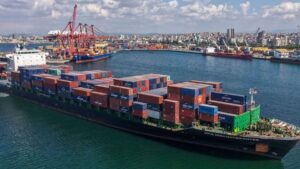 وصول الباخرة العملاقة "NAVEGANTES" التابعة لشركة "CMA CGM" العالمية إلى مرفأ اللاذقية - 13 تشرين الأول 2025 (الهيئة العامة للمنافذ البرية والبحرية)