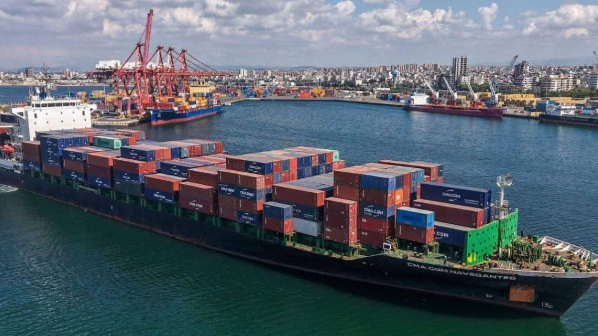 وصول الباخرة العملاقة "NAVEGANTES" التابعة لشركة "CMA CGM" العالمية إلى مرفأ اللاذقية - 13 تشرين الأول 2025 (الهيئة العامة للمنافذ البرية والبحرية)
