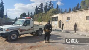 تمركز لعناصر من قوى الأمن العام أمام حاجز العوارض الذي يفصل بين القوات الحكومية و"قوات سوريا الديمقراطية" في حي الشيخ مقصود بحلب - 7 تشرين الأول 2025 (عنب بلدي/ محمد ديب بظت)