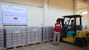متطوعون في الهلال الأحمر القطري يجهزون حزم غسيل الكلى - 22 تشرين الأول 2025 (جريدة الشرق)