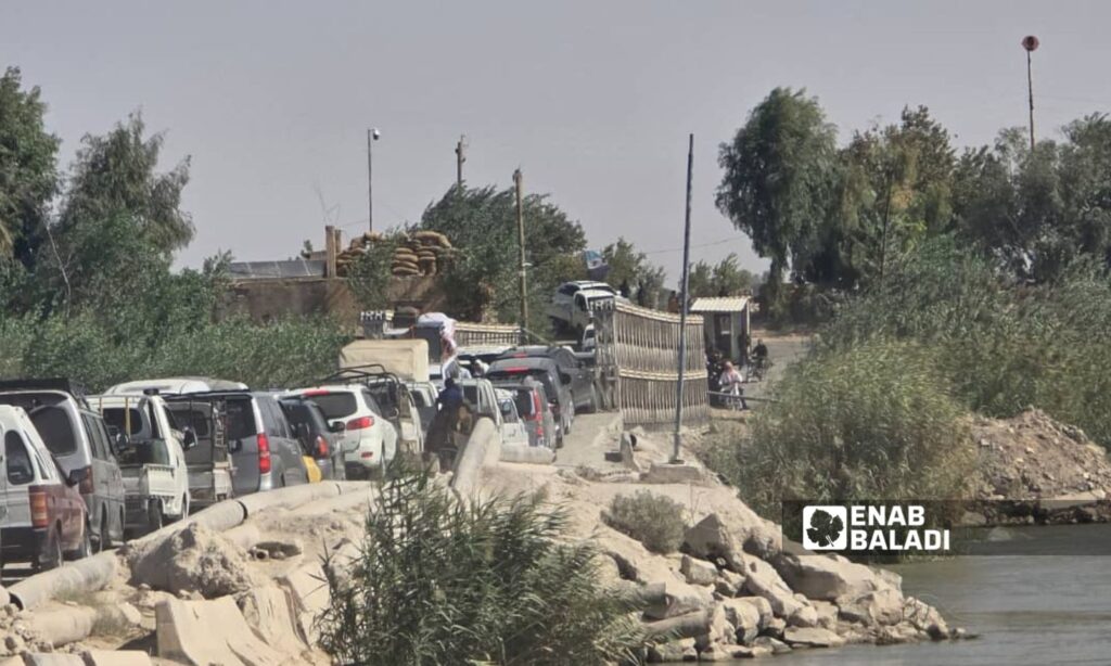 ازدحام على الجسر الترابي بين مناطق قسد والحكومة السورية بعد إغلاق جميع المعابر في دير الزور - 6 تشرين الأول 2025 (عنب بلدي/عبادة الشيخ)
