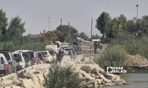 ازدحام على الجسر الترابي بين مناطق قسد والحكومة السورية بعد إغلاق جميع المعابر في دير الزور - 6 تشرين الأول 2025 (عنب بلدي/عبادة الشيخ) 
 ازدحام على الجسر الترابي بين مناطق قسد والحكومة السورية بعد إغلاق جميع المعابر في دير الزور - 6 تشرين الأول 2025 (عنب بلدي/عبادة الشيخ)