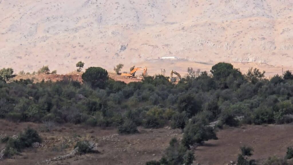 الجيش الإسرائيلي يواصل قطع الأشجار في ريف القنيطرة الشمالي - 6 تشرين الأول 2025 (مركز القنيطرة للإعلام/ فيسبوك)