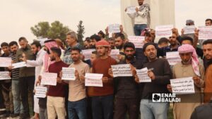 محتجون في مدينة راس العين شمالي الحسكة يرفعون لافتات تطالب بتسريع تنفيذ اتفاق 10 من آذار بين الحكومة السورية وقوات سوريا الديمقراطية - 24 تشرين الأول 2025 (عنب بلدي)