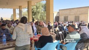 اجتماع لقادة من "قسد" مع أهالي بلدة مراط في دير الزور - 19 تشرين الأول 2025 (عنب بلدي)
