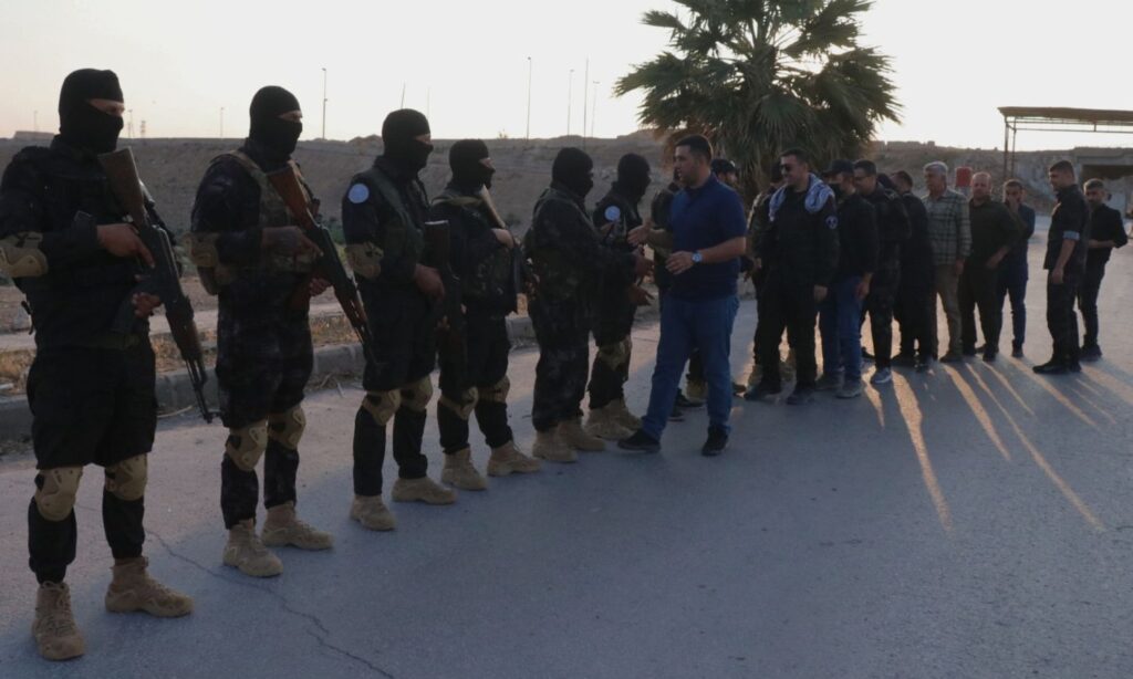 عناصر من قوى الأمن الداخلي التابعة لقسد يلتقون مع عناصر من الأمن العام السوري في محيط حيي الأشرفية والشيخ مقصود بحلب - 7 تموز 2025 (أسايش)