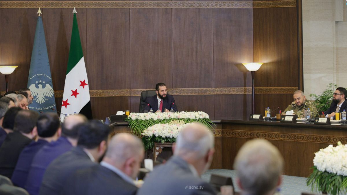 الرئيس السوري في المرحلة الانتقالية أحمد الشرع يترأس اجتماعًا موسعًا بحضور الوزراء ورؤساء الهيئات العامة والمحافظين - 12 تشرين الأول 2025 (سانا)