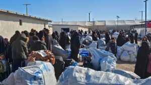 عائلات مع أمتعتها تستعد للانتقال من "الهول" إلى مخيم "الجدعة" جنوب الموصل - 24 شباط 2025 (الشرق الأوسط)
 عائلات مع أمتعتها تستعد للانتقال من "الهول" إلى مخيم "الجدعة" جنوب الموصل - 24 شباط 2025 (الشرق الأوسط)