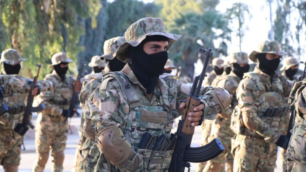 أحد مقاتلي قوات سوريا الديمقراطية (قسد) خلال تخريج دفعة مقاتلين من القوات الخاصة – 13 آب 2025 (قسد/المركز الإعلامي)