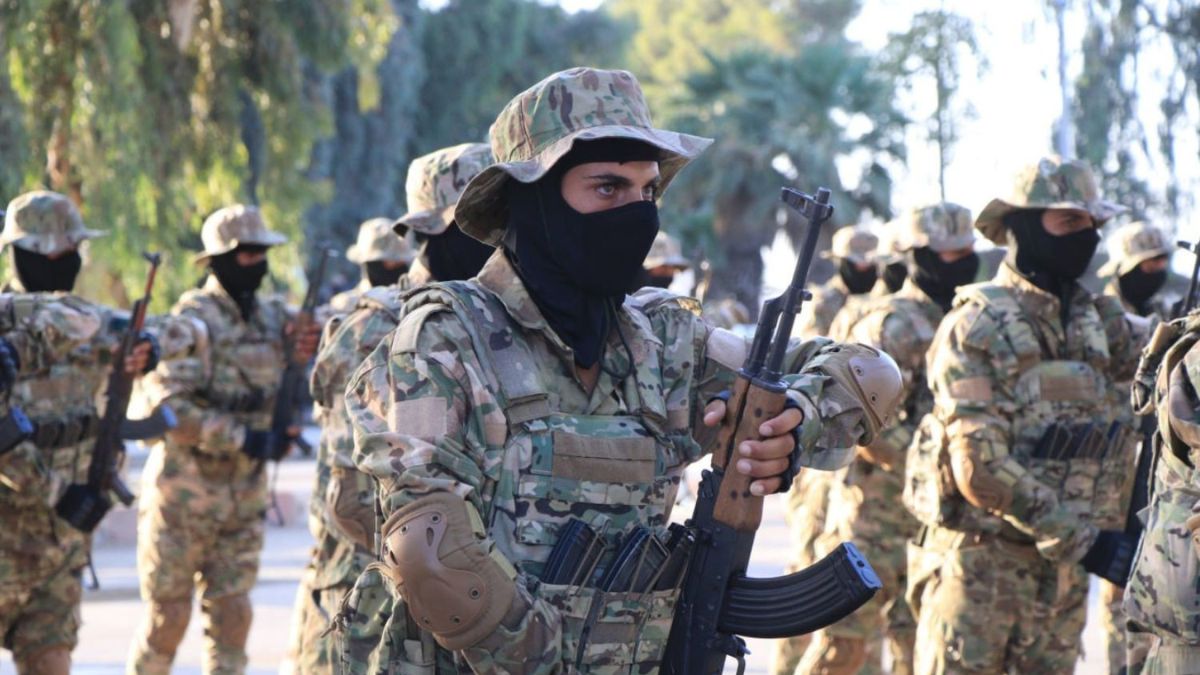 أحد مقاتلي قوات سوريا الديمقراطية (قسد) خلال تخريج دفعة مقاتلين من القوات الخاصة – 13 آب 2025 (قسد/المركز الإعلامي)