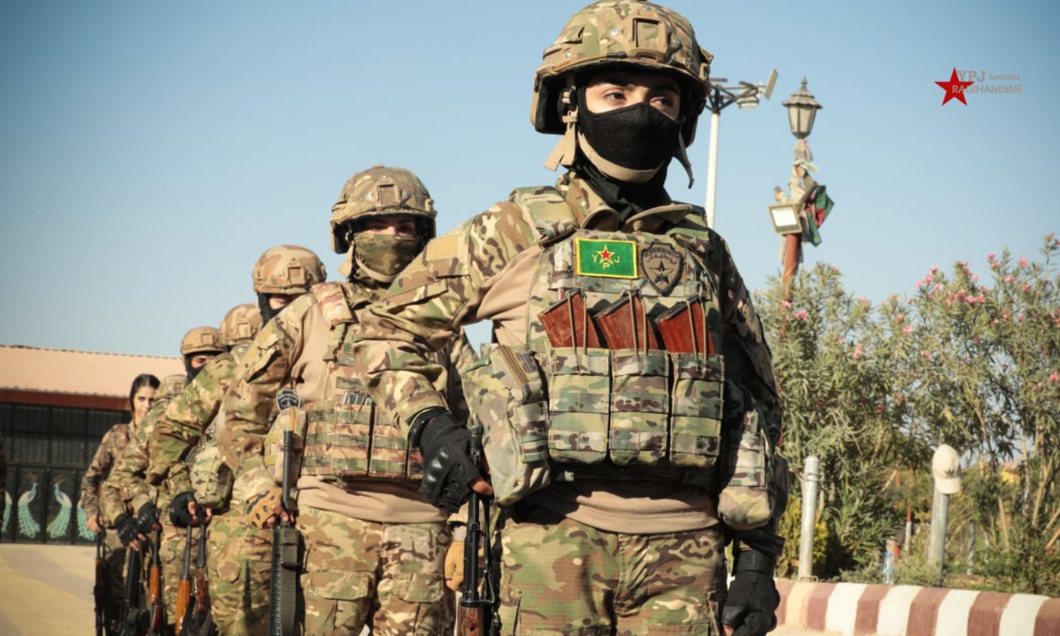 مقاتلات من وحدات حماية المرأة خلال استعراض عسكري - 27 أيلول 2025 (YPJ/المركز الإعلامي)