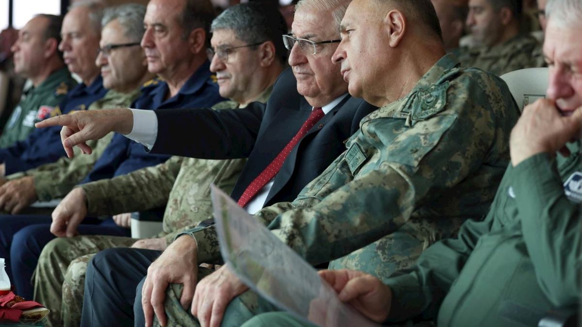 وزير الدفاع التركي يشار غولر مع مجموعة من الضباط يتابعون تدريبات الجيش التركي - 11 تشرين الاول (وزارة الدفاع التركية)