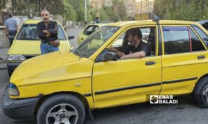 سيارات أجرة في منطقة المزة فيلات بدمشق - 2 تشرين الأول 2025 (عنب بلدي/أحمد مسلماني)
