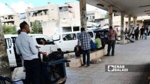 أهالٍ ينتظرون الميكروباصات في كراج بانياس بطرطوس - 2 تشرين الأول 2025 (عنب بلدي)