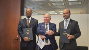 وزير المالية السوري محمد برنية يصافح المدير العام لصندوق الاوبك للتنمية OFID عبد الحميد الخليفة ومدير عام برنامج الغذاء العالمي عقب التوقيع على منحة من الصندوق للبرنامج - 20 تشرين الأول 2025 (لينكد إن)