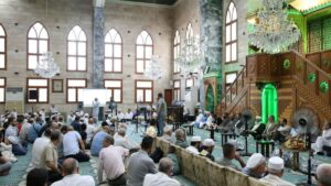 حفل اختتام الدورة الصيفية لحفاظ القرآن الكريم والحديث الشريف في جامع صوفان بمدينة اللاذقية بحضور مسؤولين سوريين وعدد من أهالي الطلاب ووجهاء المدينة - 9 أيلول 2025 (وزارة الأوقاف السورية)