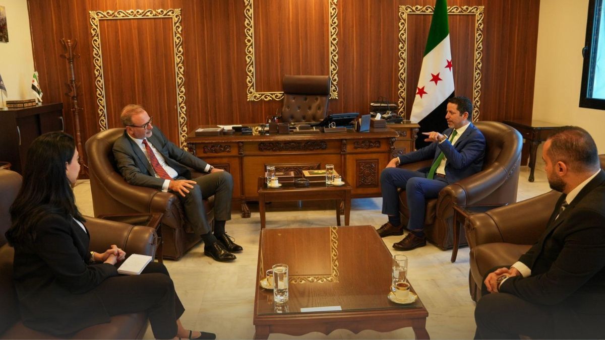 مدير عام صندوق التنمية السوري صفوت رسلان يلتقي السفير الألماني بدمشق كليمنس هاخ - 26 تشرين الأول 2025 (صندوق التنمية السوري/تعديل عنب بلدي)