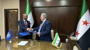 وزير المالية السوري أثناء توقيع اتفاقية نفاذ منحة الرواتب القطرية السعودية - 28 تشرين الأول 2025 (محمد يسر برنية/ فيسبوك)