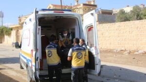 فرق الدفاع المدني السوري تنتشل جثثًا من مكان انفجار عبوة ناسفة في قرية العزيزية بريف حلب - 22 تشرين الأول 2025 (الدفاع المدني)